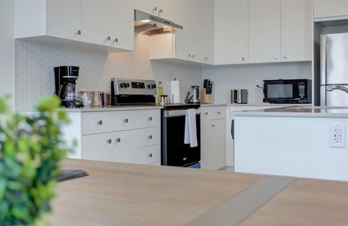 Pickering Apartamento | Stylish 3BDR in Pickering's Heart | Free Parking
