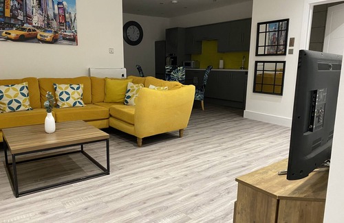 Cwmbrwla Apartamento | Stylish 3beds Nystyle Apt - Parking, Self Check-in