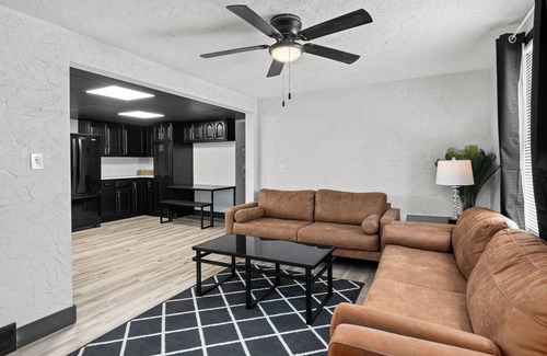 Rock Island Apartamento | Stylish 3BR/2BA Getaway for 8