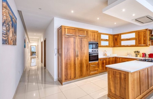 Marsaxlokk Apartamento | Stylish 3BR Apt in Marsaxlokk with Private Terrace