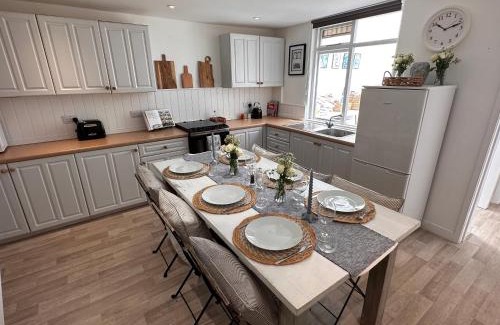 Cowes Casa | Stylish 3BR Cowes Cottage Close To The Waterfront