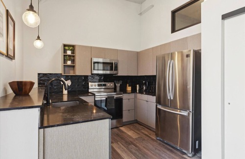 Fairmount Apartamento | Stylish 3BR, Game Room, Roof Top | Cityscape Sanctuary