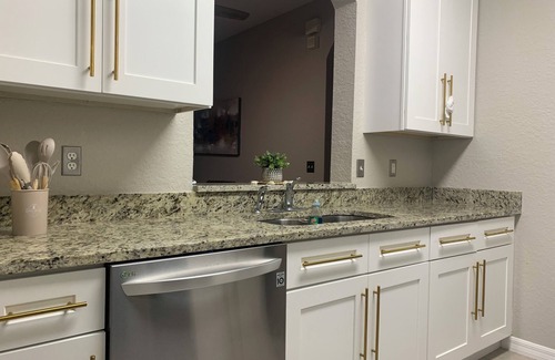 Vista East Apartamento | Stylish 3BR Gated Retreat Near MCO - Pool - Walk to Dining & Shops - 2 Masters
