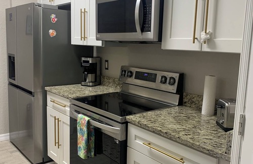 Vista East Apartamento | Stylish 3BR Gated Retreat Near MCO - Pool - Walk to Dining & Shops - 2 Masters