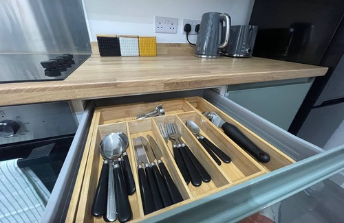 Ashton-under-Lyne Casa | Stylish 3BR House 18mins to Peak District/Wifi/Free Parking/Netflix/Sky Sports