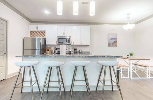 Buechel Apartamento | Stylish 3BR Getaway | Pool, Gym Access & Free Parking