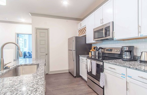 Buechel Apartamento | Stylish 3BR Getaway | Pool, Gym Access & Free Parking