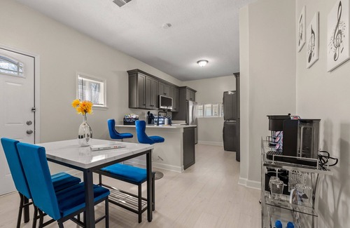 Memphis Casa | Stylish 3BR Home Fast Wi-Fi 12 Min to Airport 15 Min to Nightlife & Music
