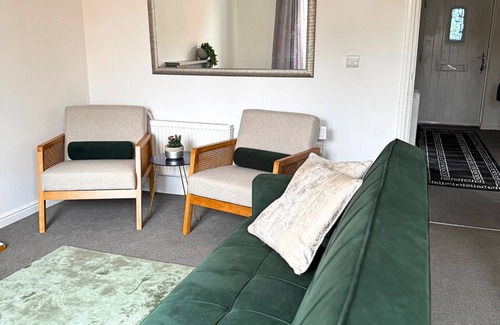Corby Casa | Stylish 3BR Home | Garden + Wi-Fi + Parking – Perfect for Work or Family