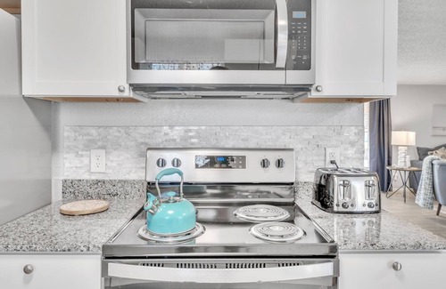 Seffner Community Alliance Casa | Stylish 3BR Home in Brandon—Pet Friendly, Near Disney & Beaches + Private Yard