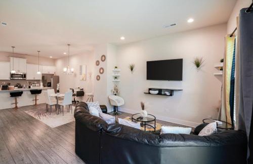 Charlotte Casa | Stylish 3BR Home in CLT, Close to Downtown, Airport, WFH & Parking & Family Friendly & Business Ready