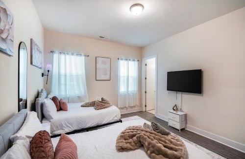Charlotte Casa | Stylish 3BR Home in CLT, Close to Downtown, Airport, WFH & Parking & Family Friendly & Business Ready