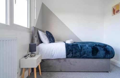 Langley Marish Apartamento | Stylish 3BR Home, Sleeps 5, Contractor Deal-Friendly, Near M25, Free Parking