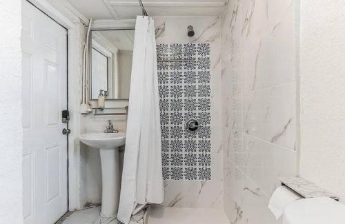 Southside Casa | Stylish 3BR Home & Hottub Near Beaches & Downtown