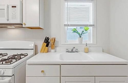 Southside Casa | Stylish 3BR Home & Hottub Near Beaches & Downtown