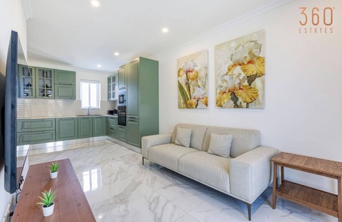 Mosta Apartamento | Stylish 3BR home with private Balconies in Mosta