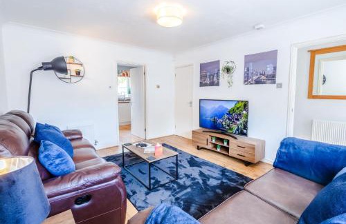 Hanham Casa | Stylish 3BR House - free parking - fast WI-FI - long stay
