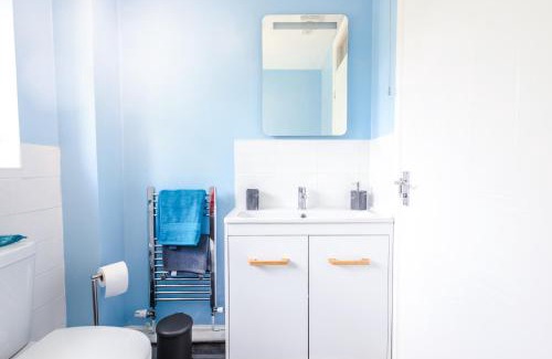 Hanham Casa | Stylish 3BR House - free parking - fast WI-FI - long stay
