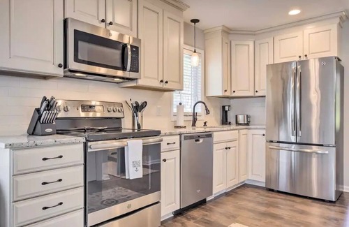 Henderson Cabaña | Stylish 3BR Lakefront Home on Kerr Lake
