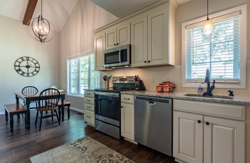 Henderson Cabaña | Stylish 3BR Lakefront Home on Kerr Lake