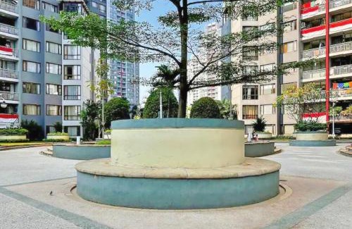 Karet Apartamento | Stylish 3BR Rasuna Apt with Pool, Gym,Wi-Fi, Netflix