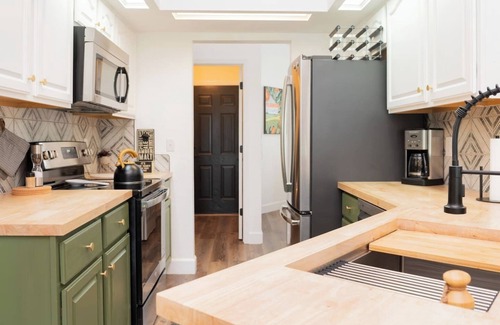 Auburndale Casa | Stylish 3BR Retreat with Pool Near Attractions - Pet Friendly