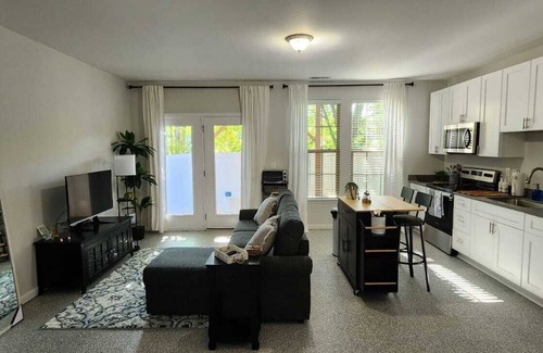 Wake Forest Apartamento | Stylish 3BR + Studio Retreat–Sleeps 8 Comfortably!