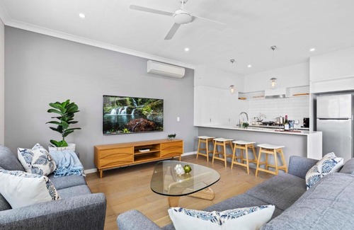 Camp Hill Apartamento | Stylish 3BR Townhouse CampHill - WiFi, Parking