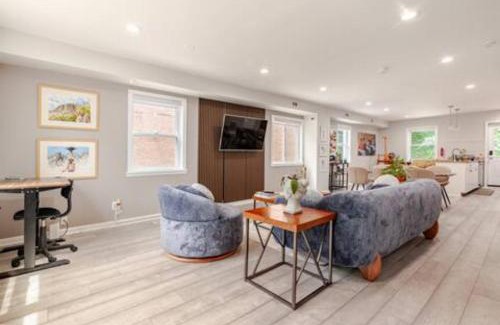 Washington Casa | Stylish 3BR Townhouse with Backyard,and Easy Parking