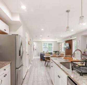 Washington Casa | Stylish 3BR Townhouse with Backyard,and Easy Parking