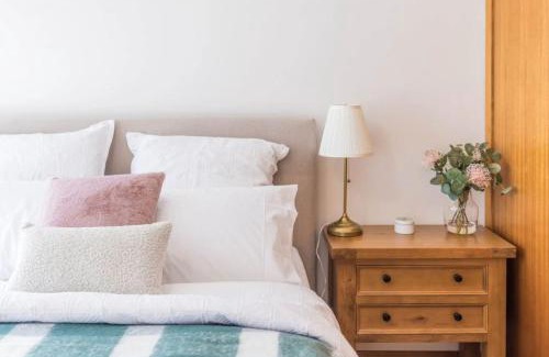 Trentham Casa | Stylish 3BR Walk to Town