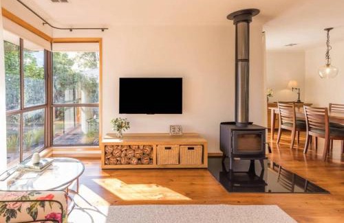 Trentham Casa | Stylish 3BR Walk to Town