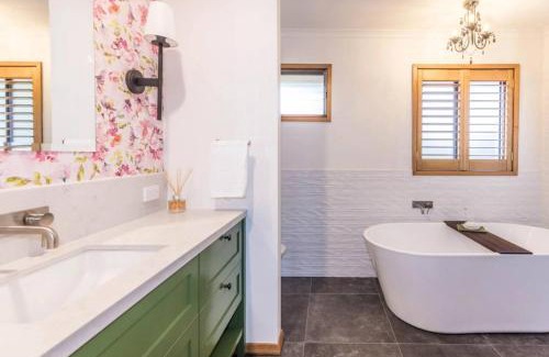 Trentham Casa | Stylish 3BR Walk to Town
