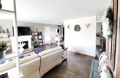 Cedar Rapids Casa | Stylish 4 Bdr 2 Bth 4 Fireplace Home Luxury Oasis