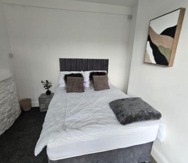Northfield Apartamento | Stylish 4 Bed for long and short term stays