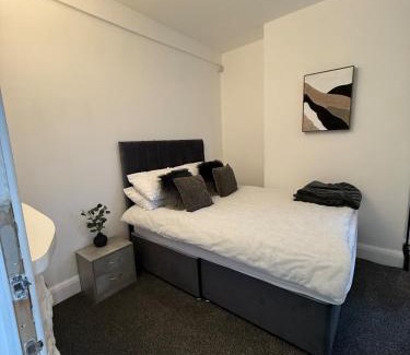 Northfield Apartamento | Stylish 4 Bed for long and short term stays