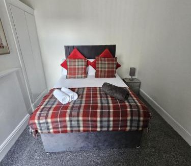 Northfield Apartamento | Stylish 4 Bed for long and short term stays