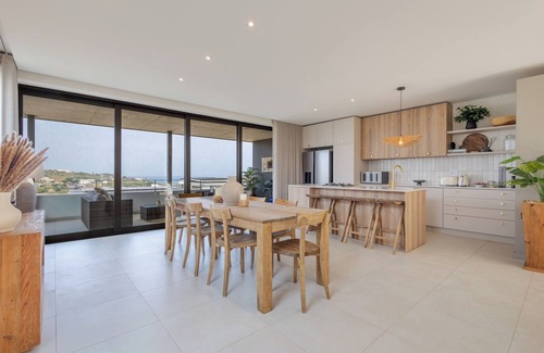 Salt Rock Apartamento | Stylish 4-Bedroom Home | Balcony, Gas BBQ and Garden