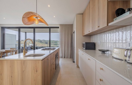 Salt Rock Apartamento | Stylish 4-Bedroom Home | Balcony, Gas BBQ and Garden