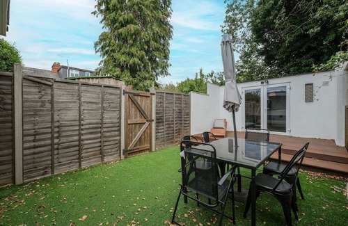 Borehamwood Casa | Stylish 4 Bedroom, 2.5-Bath Home in Borehamwood