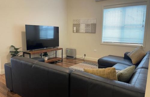 Turvey Park Casa | Stylish 4 Bedroom Urban Retreat