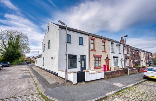 Farnworth Casa | Stylish 4-BR House with Parking, Central location