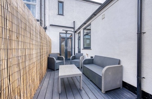 Farnworth Casa | Stylish 4-BR House with Parking, Central location
