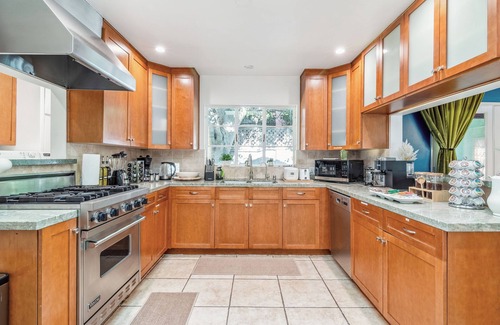 Hollywoodland Casa | Stylish 4BD 3BA Retreat near Hollywood Sign & Walk of Fame