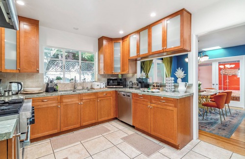Hollywoodland Casa | Stylish 4BD 3BA Retreat near Hollywood Sign & Walk of Fame