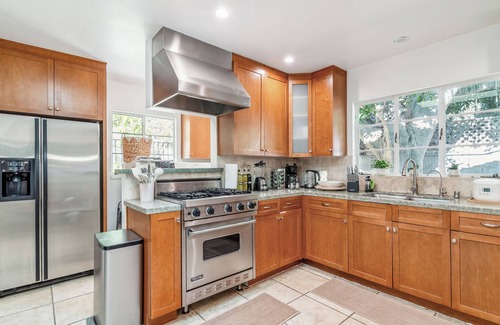 Hollywoodland Casa | Stylish 4BD 3BA Retreat near Hollywood Sign & Walk of Fame
