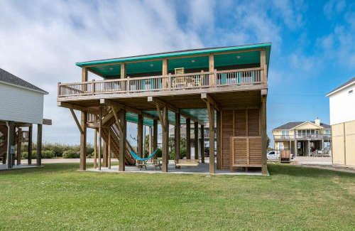 Crystal Beach Casa | Stylish 4BR Crystal Beach Retreat Walk to Beach