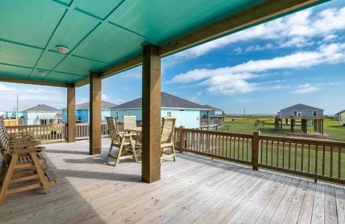 Crystal Beach Casa | Stylish 4BR Crystal Beach Retreat Walk to Beach