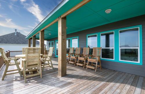 Crystal Beach Casa | Stylish 4BR Crystal Beach Retreat Walk to Beach