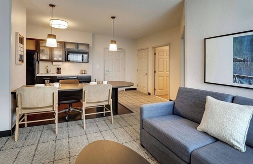 Doral Hotel | Stylish 4BR Doral Units | Gym, Pool, BBQ, Pet-Friendly, Airport Shuttle